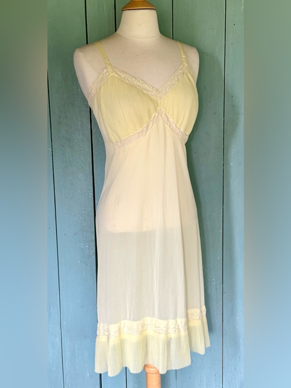 SOLD!-1950s Luxite Holeproof Yellow Nylon Full Slip Crystal Pleated Sz 38 M EUC